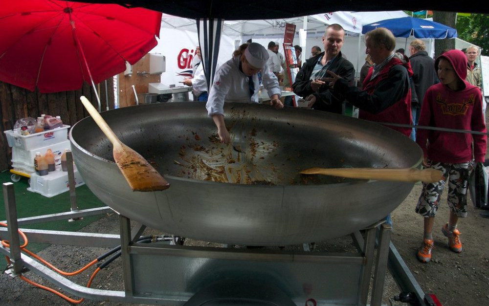 which-wok-is-better-natural-carbon-steel-cast-iron-or-stainless-steel